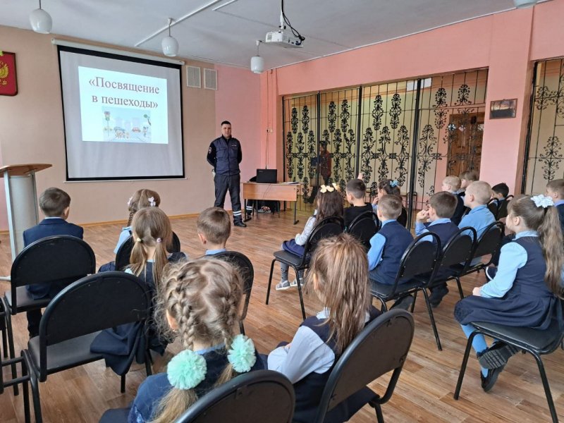 Сотрудник Госавтоинспекции Михайловского района организовал и провел для детей Захаровской школы №1 занятие по безопасности на дороге в зимний период
